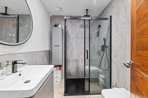 En Suite- click for photo gallery